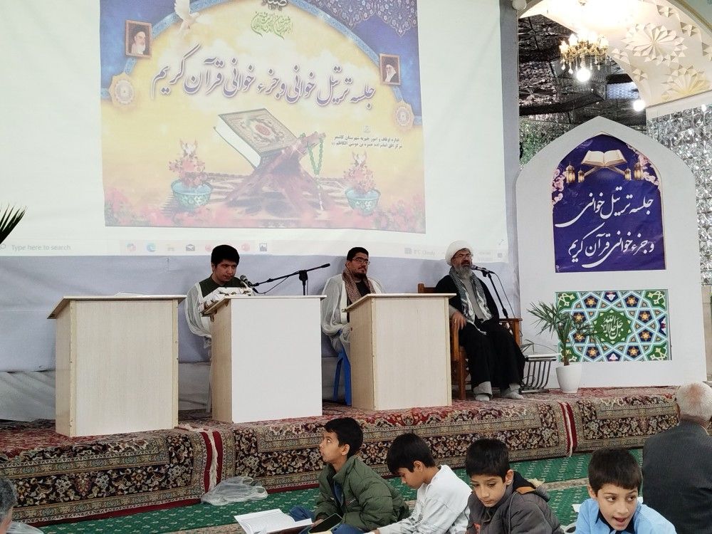 جلسه جزء خوانی قرآن کریم در امامزاده سید حمزه(ع) شهرستان کاشمر