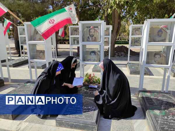 شرکت دانش آموزان دبیرستان مرحوم  حاج محمود زنده جانی در نماز جمعه