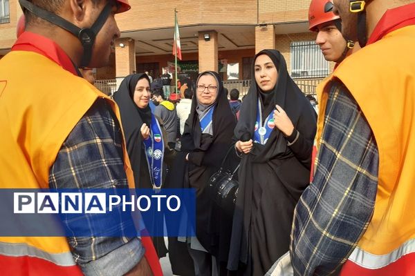 اجرای مانور زلزله با حضور مسئولان در مدرسه استاد مطهری رباط‌کریم