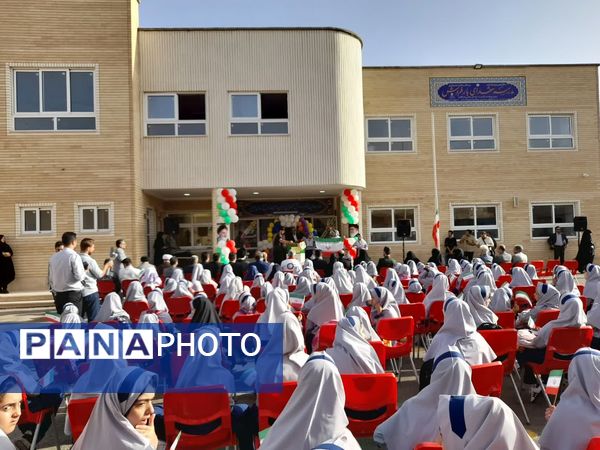 آیین نواخته شدن زنگ مهر در مدرسه شهدای بار فروش با حضور مسئولان استان و شهرستان کاشان