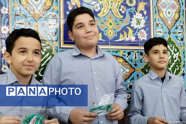 گفت‌وگوی آموزشی پس از اقامه نماز جماعت در دبیرستان شهید چمران