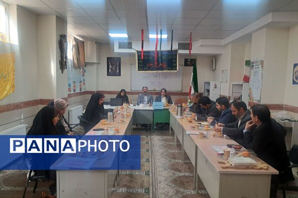  جلسه مدیران قطب ۵ دوره ابتدایی در مدرسه قائم(عج) بهارستان‌دو