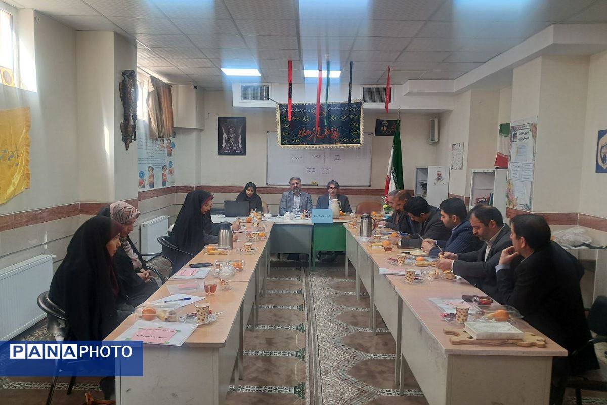  جلسه مدیران قطب ۵ دوره ابتدایی در مدرسه قائم(عج) بهارستان‌دو