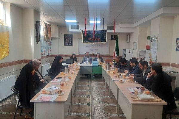  جلسه مدیران قطب ۵ دوره ابتدایی در مدرسه قائم(عج) بهارستان‌دو