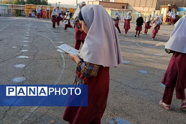 جشن دانایی در دبستان مهران؛ هفته کتاب با شور دانش‌آموزان دختر مهران