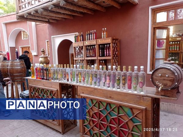 برپایی غرفه‌های صنایع دستی در پارک ایران کوچک 