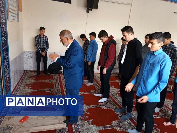 برپایی نماز جماعت ظهر و عصر در آموزشگاه شهید رجایی یک بجنورد