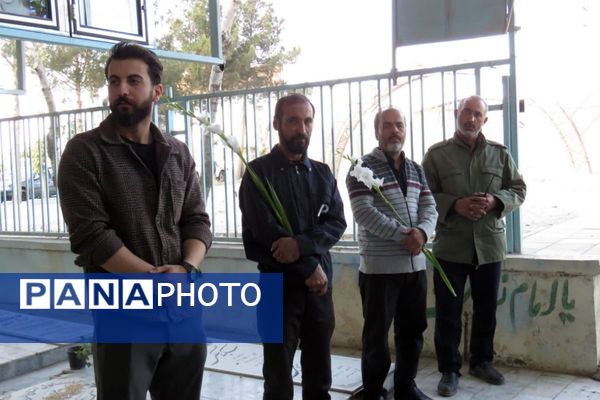احترام به مقام شهدا با حضور فرماندهان و بسیجیان در گلزار بی‌بی سکینه(س) شهرستان ملارد