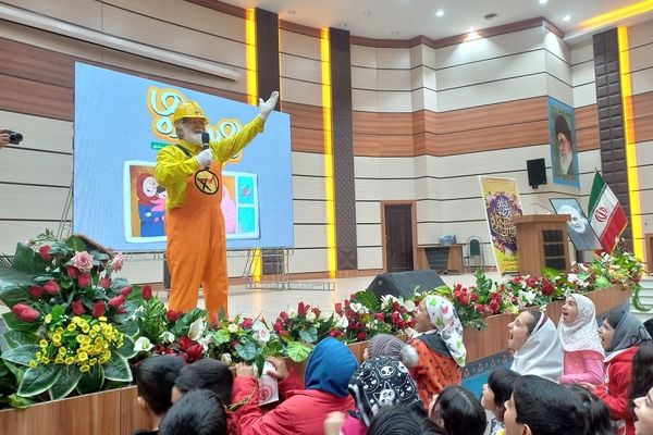 اجرای برنامه هم‌ساده‌ها در سالن سینما ۱۹بهمن پایگاه هوایی شیراز