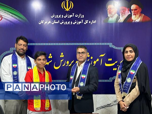 مراسم تجلیل از دانش‌آموز خبرنگاران بندرلنگه