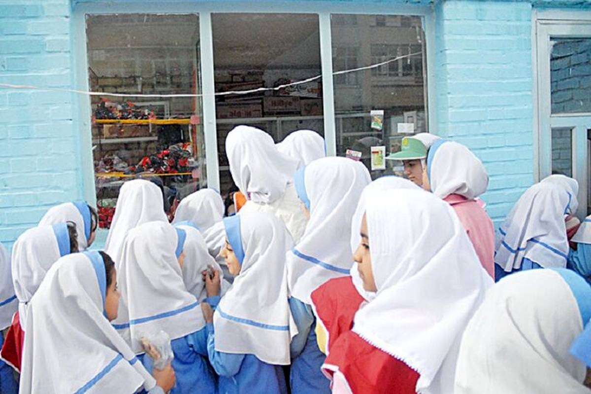 ممنوعیت فروش ۱۹ خوراکی در بوفه مدارس/ از فعالیت‌ بوفه‌داران بدون کارت سلامت جلوگیری می‌شود