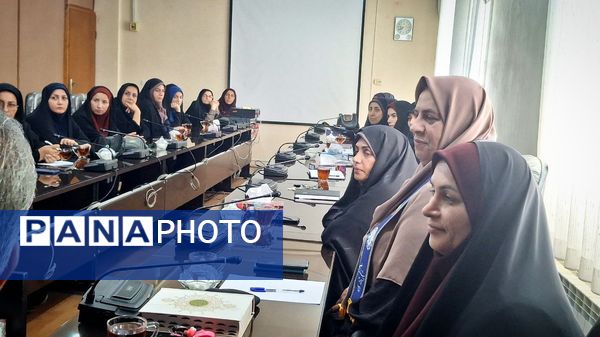 نشست بانوان ستادی با سرپرست آموزش و پرورش قائمشهر