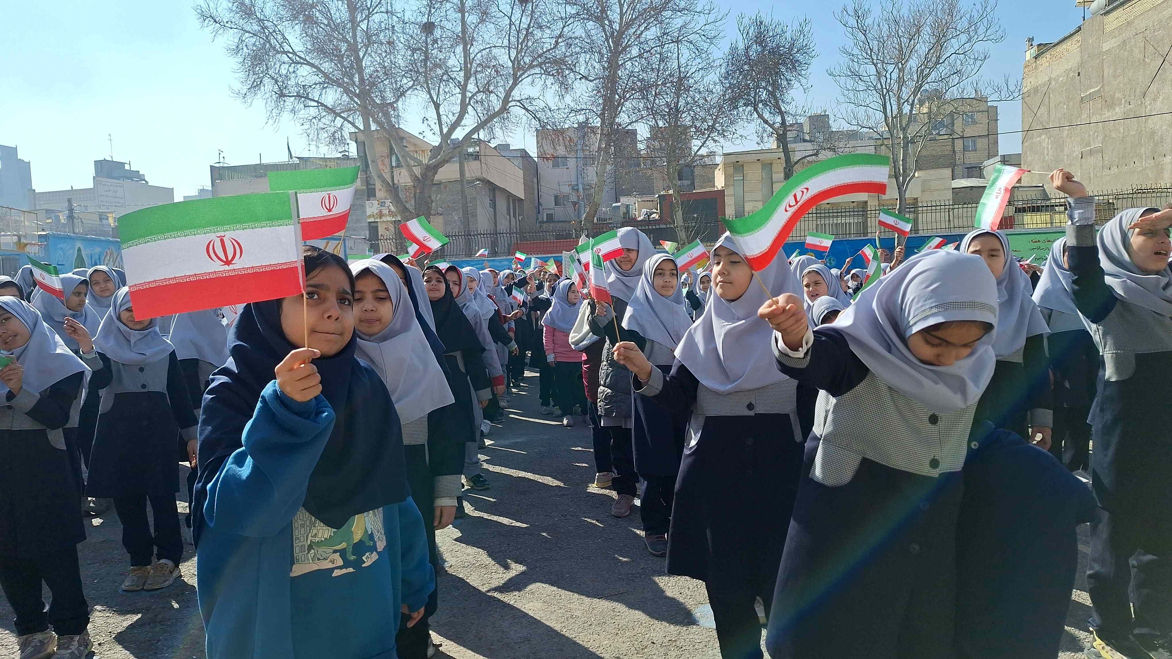 نواخته شدن زنگ انقلاب در دبستان شاهد حاج تقی آقابزرگ ناحیه یک مشهد
