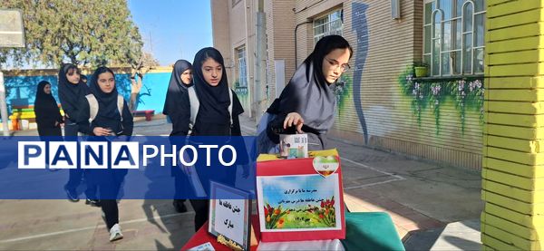 برگزاری جشن عاطفه ها در دبیرستان فرزانگان دوره ی اول 