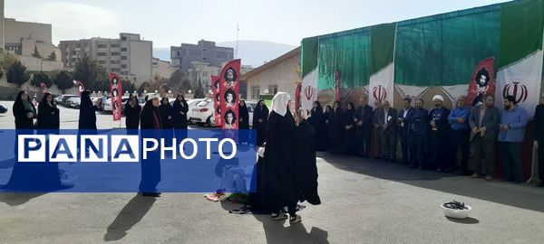 نمایش خیابانی دانش‌آموزان دختر استان البرز به مناسبت هفته دفاع مقدس 