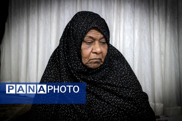 تجلیل دانش‌آموزان بندرعباسی از خانواده شهید در آستانه میلاد حضرت زهرا(س)