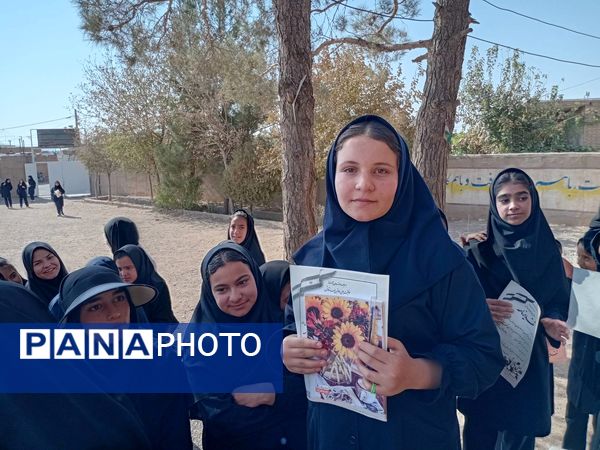 تقدیر از دانش آموزان منتخب هفته بهداشت روان در دبیرستان مادرمهربان خلیل آباد