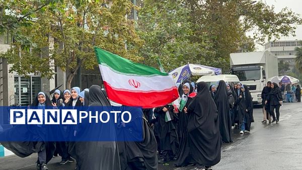 حضور مدیر آموزش و پرورش منطقه ۱۳ در راهپیمایی روز دانش‌آموز 