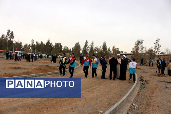 جلوه‌هایی از آیین درختکاری در اردوگاه شهدای 15 خرداد قم