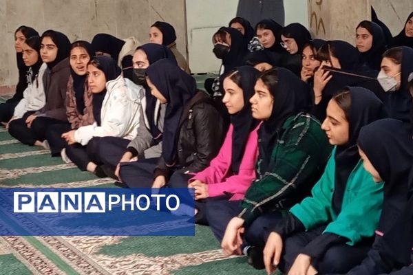 نشست کتابخوان مدرسه‌ای در دبیرستان دخترانه جوادالائمه بهارستان‌دو