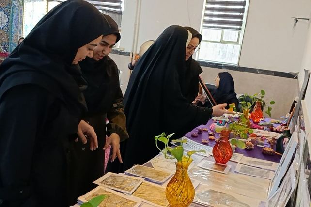 جلوه‌ای از خلاقیت دانش‌آموزی؛ نمایشگاه فرهنگی و هنری دبیرستان عترت برپا شد