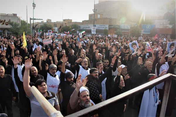 حماسه حضور نوجوانان کفن‌پوش قمی در راهپیمایی «عهد خون»