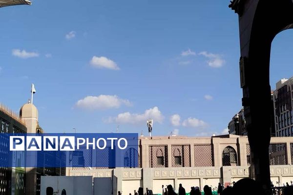 از پشت میز نیمکت تا زیر آسمان مدینه