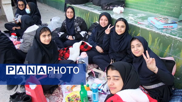 بازارچه کسب و کار دانش‌آموزان دختر در دبیرستان متوسطه اول معلم