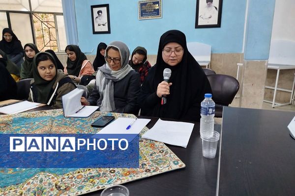  نشست نقد و بررسی کتاب در کتابخانه عمومی علامه امینی 