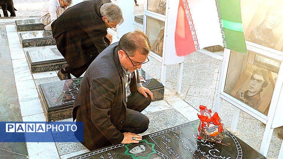 دولتمردان غبار از مزار شهدا برداشتند
