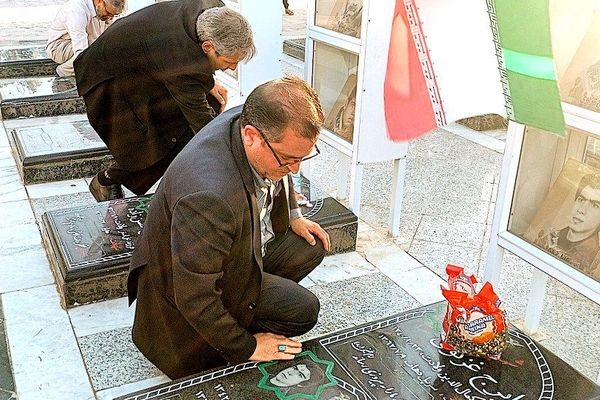 دولتمردان غبار از مزار شهدا برداشتند 