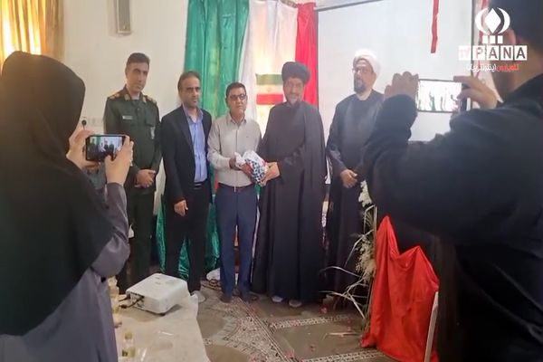 آیین «لاله‌های روشن» در دبیرستان عصمتیه شهرستان گناوه