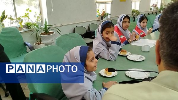 تبریک به پدران شاغل نیروی انتظامی توسط دانش‌آموزان مدرسه شاهد خیر سجادی
