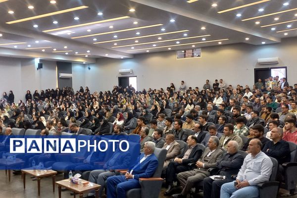 تقدیر از رتبه‌های برتر کنکور در اداره آموزش‌و‌پرورش شهرستان اسلامشهر 