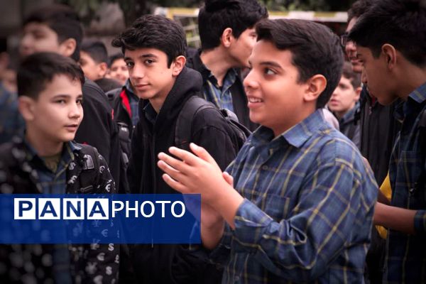 صبحگاه دانش‌آموزی در دبیرستان دوره اول شاهد گرگان