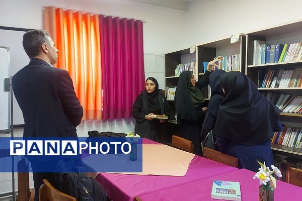  بازدید از کتابخوانه مدرسه حکمت بهارستان‌دو