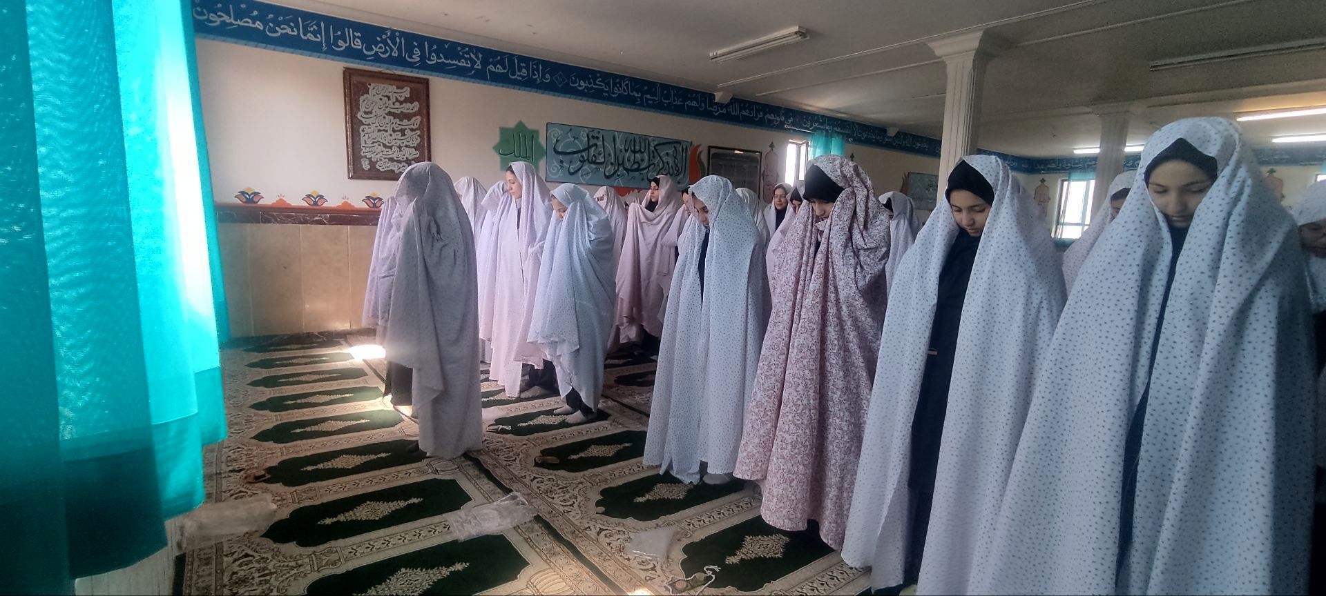 نماز، ستون دین و آرامش دل‌ها است