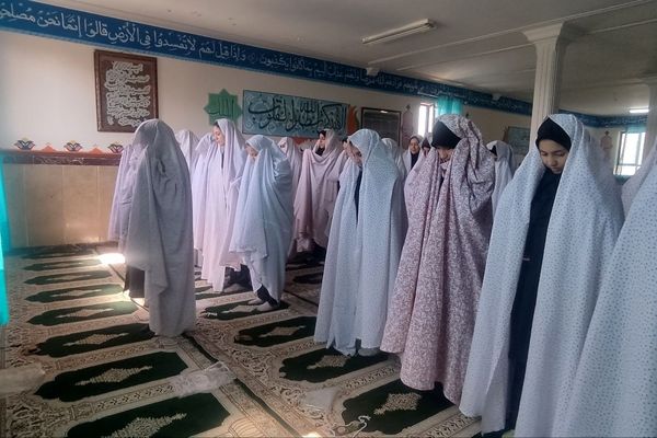 نماز، ستون دین و آرامش دل‌ها است