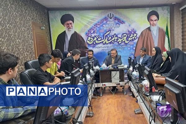 نشست صمیمی فرماندار شهرستان رباط کریم با دانش‌آموزان نخبه فرهنگی و خبرنگاران پانا