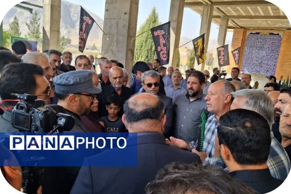 میثاق استاندار و مسئولان استانی با شهدا در سفر به زرقان