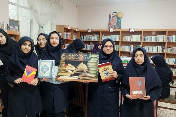 صدای ورق زدن کتاب، نوای دبیرستان شاهد تکتم در هفته کتاب