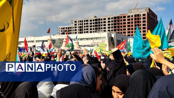 دانش‌آموزان پرچمداران استکبارستیزی در ۱۳ آبان