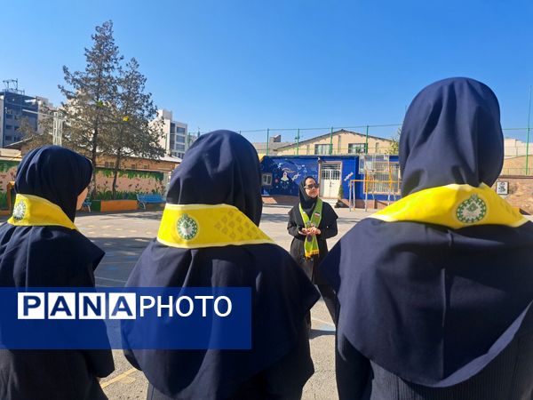 آموزش دوره پیشتازان در دبیرستان دخترانه علی افشار‌نژاد
