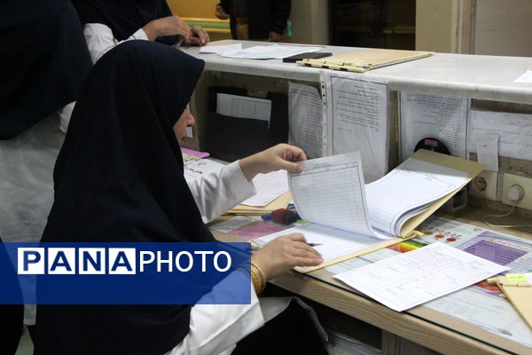 تقدیر دانشآموزان دبستان دخترانه صادقیان یزد از مادر پرستار