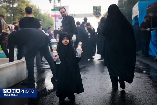 حضور نوجوانان در مراسم پیاده‌روی جاماندگان اربعین حسینی