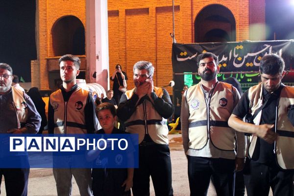 دانش‌آموزان در موکب دانش‌آموزی عشاق‌الحسین از زائرین کربلای معلی پذیرایی کردند