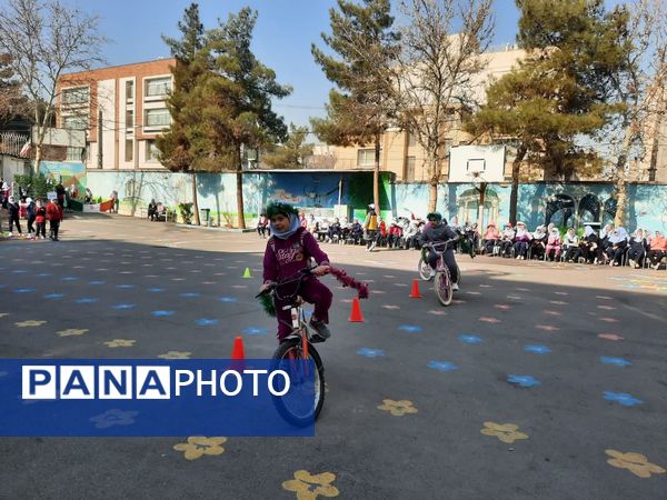 المپیاد ورزشی درون مدرسه‌ای در دبستان دخترانه نوفل لوشاتو ناحیه سه مشهد مقدس