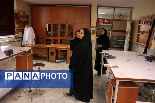 بازدید مدیر کانون فرهنگی هدایت از نمایشگاه آثار تجسمی دانش‌آموزان سوده