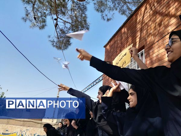  موشک آرزوها در هفته بهداشت روان در مدرسه مادرمهربان خلیل آباد