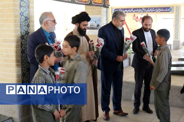 مدرسه باقرالعلوم (ع) فیروزکوه میزبان مراسم پرشور گلباران مزار شهدا با حضور مسئولان شد